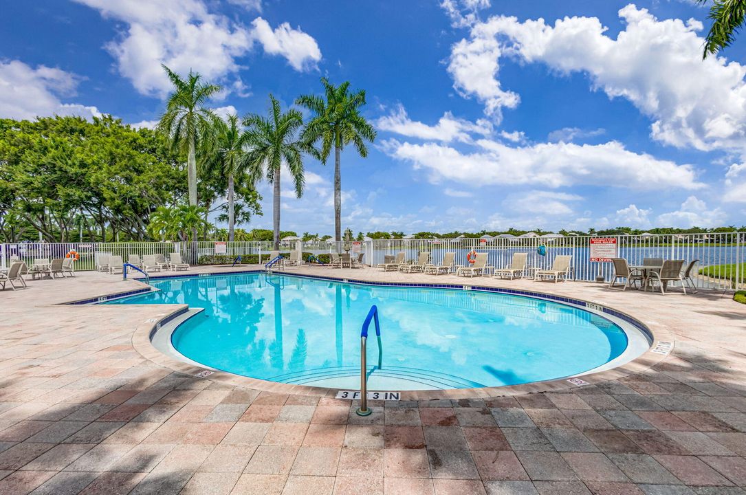 出租: $5,800 (3 贝兹, 2 浴室, 1358 平方英尺)