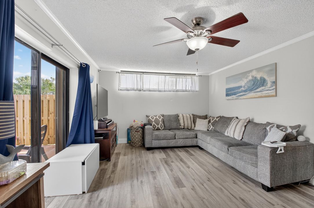 Active With Contract: $339,000 (2 beds, 2 baths, 1302 Square Feet)