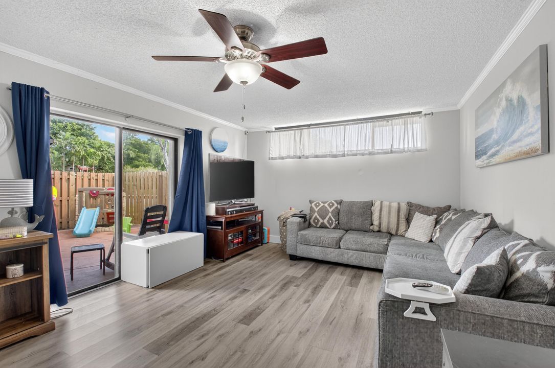 Active With Contract: $339,000 (2 beds, 2 baths, 1302 Square Feet)