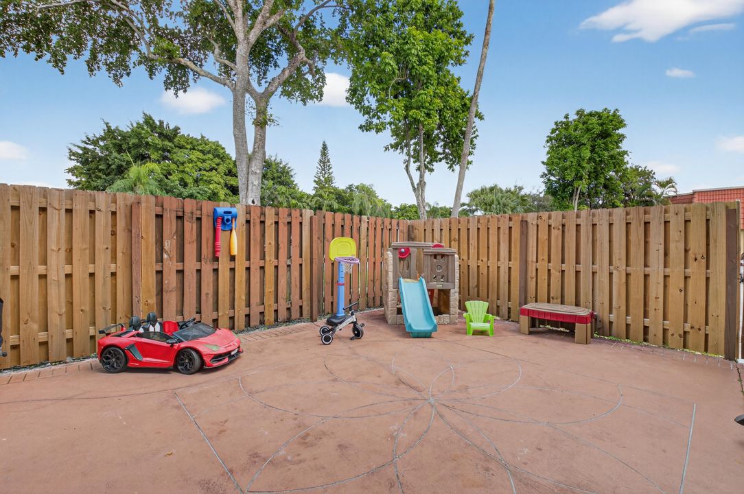 Active With Contract: $339,000 (2 beds, 2 baths, 1302 Square Feet)