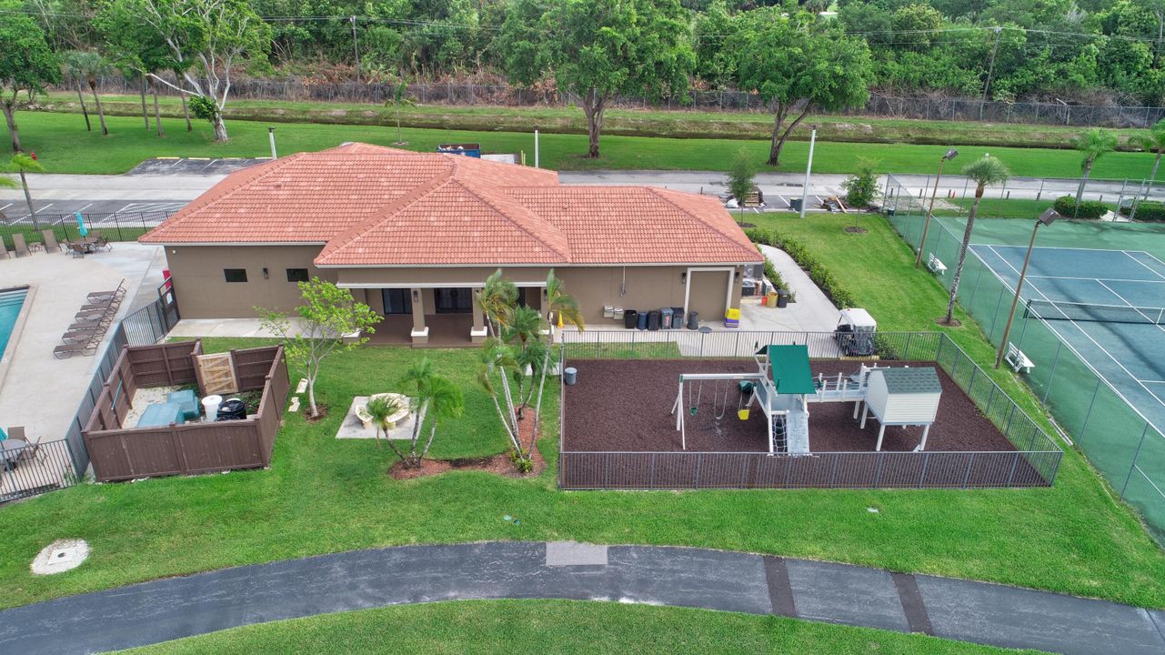 Active With Contract: $339,000 (2 beds, 2 baths, 1302 Square Feet)