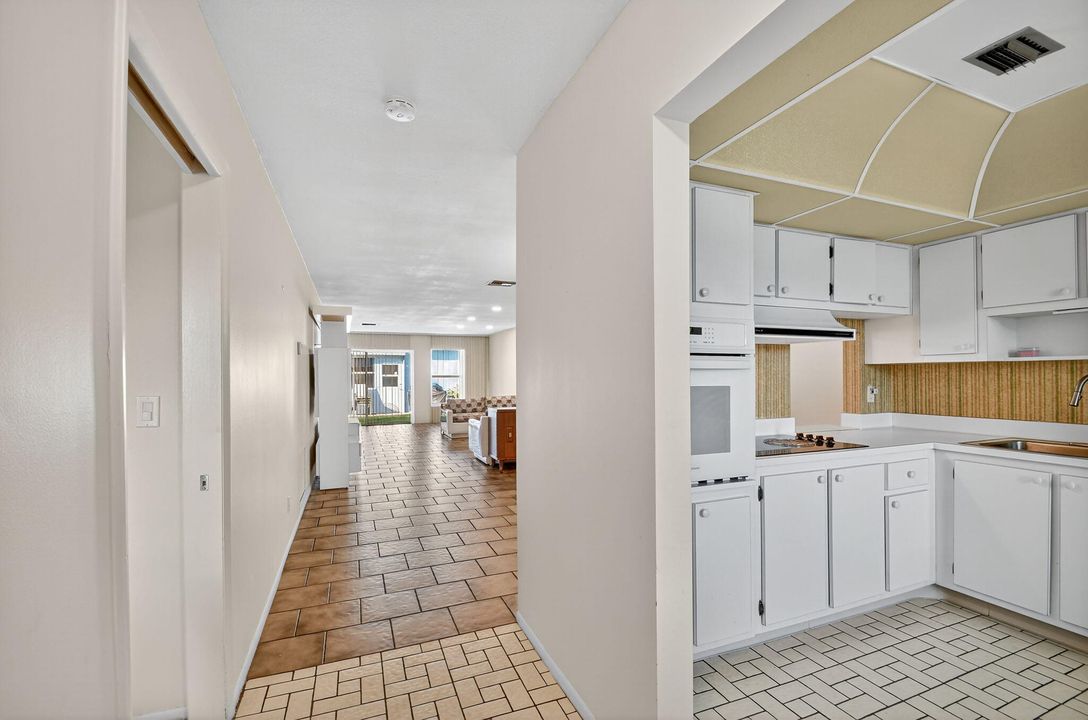 Active With Contract: $165,000 (2 beds, 2 baths, 1014 Square Feet)