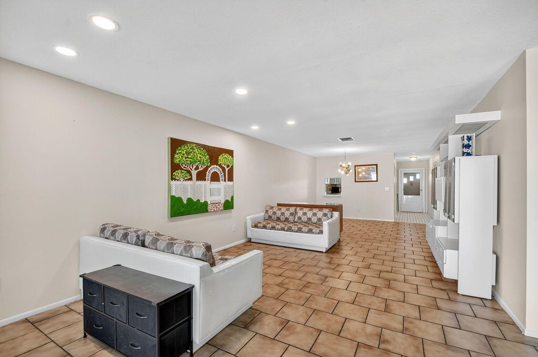 Active With Contract: $165,000 (2 beds, 2 baths, 1014 Square Feet)