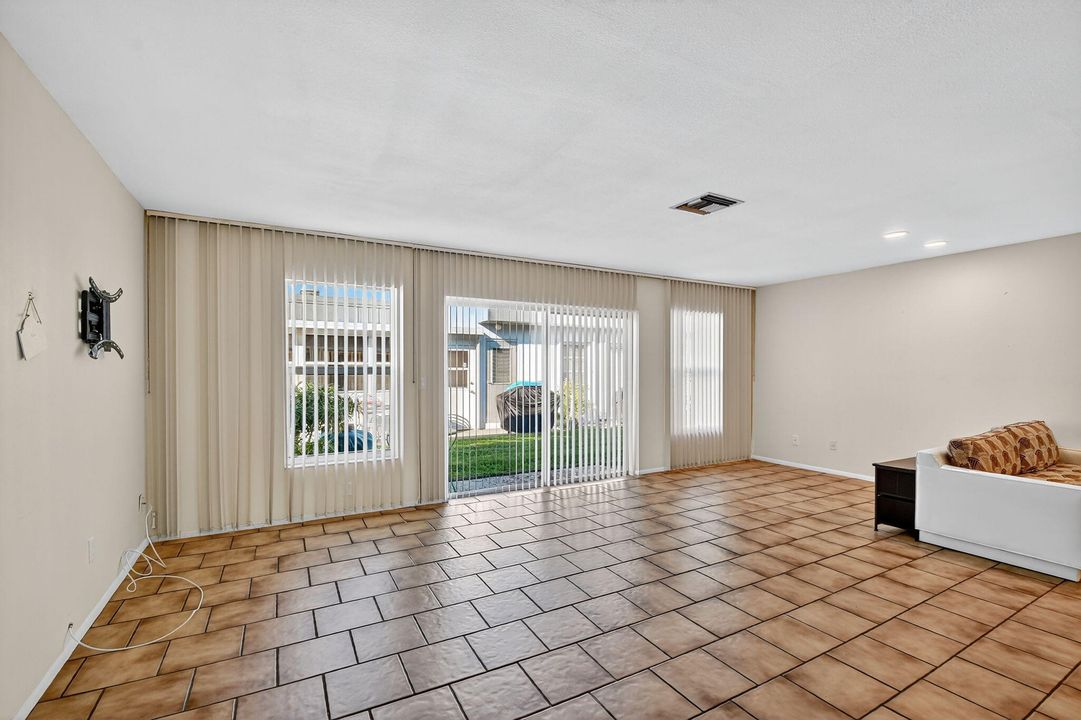 Active With Contract: $165,000 (2 beds, 2 baths, 1014 Square Feet)