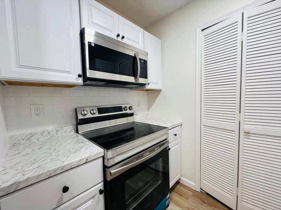 For Sale: $310,000 (3 beds, 2 baths, 1056 Square Feet)