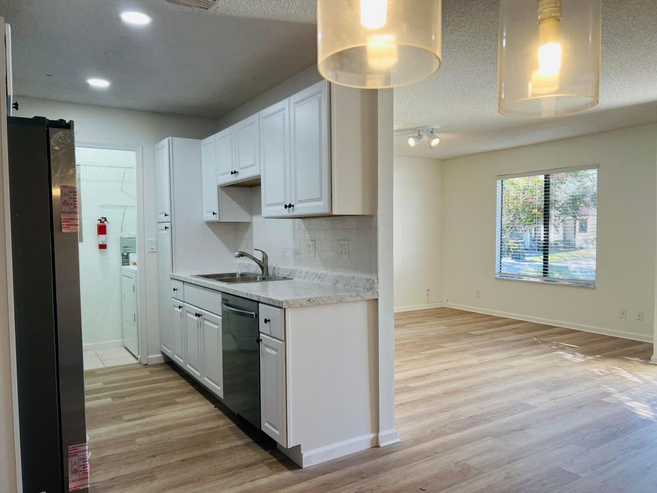 For Sale: $310,000 (3 beds, 2 baths, 1056 Square Feet)