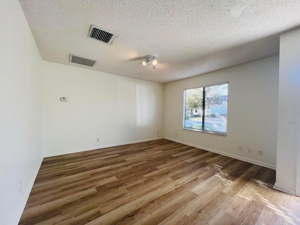 For Sale: $310,000 (3 beds, 2 baths, 1056 Square Feet)