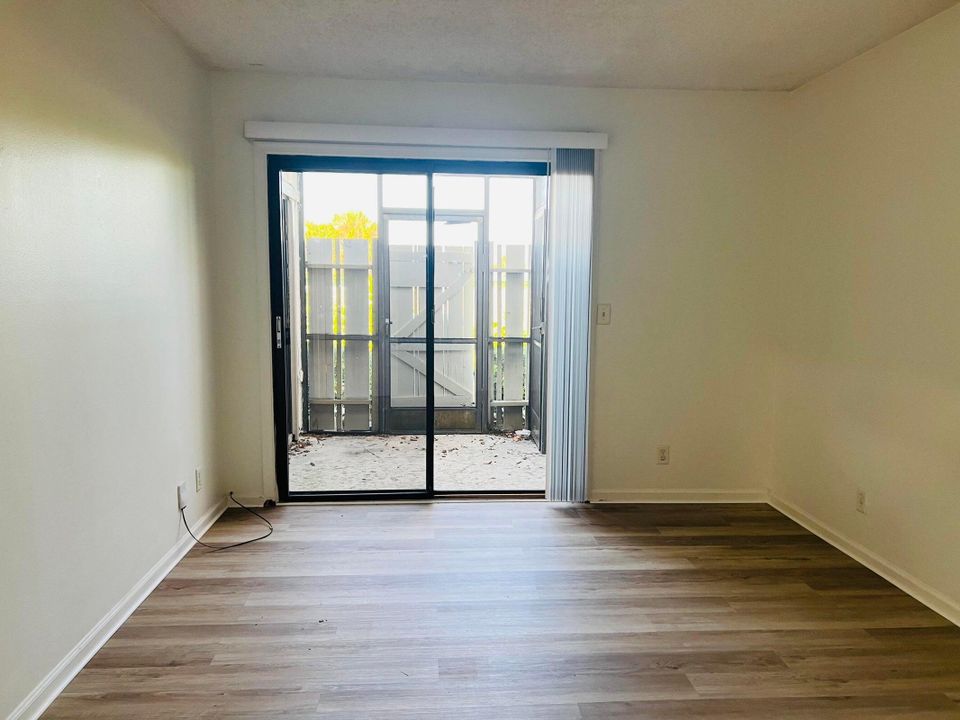 For Sale: $310,000 (3 beds, 2 baths, 1056 Square Feet)