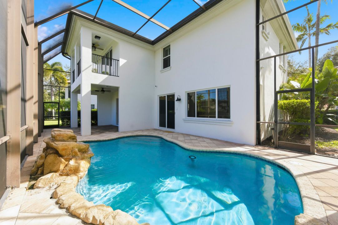 合同活跃: $1,649,500 (5 贝兹, 4 浴室, 2733 平方英尺)