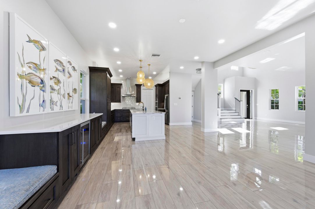 合同活跃: $1,649,500 (5 贝兹, 4 浴室, 2733 平方英尺)