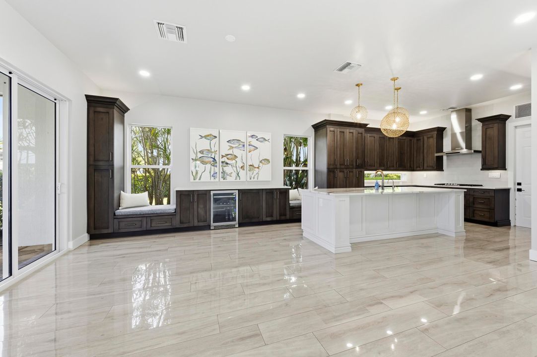 合同活跃: $1,649,500 (5 贝兹, 4 浴室, 2733 平方英尺)