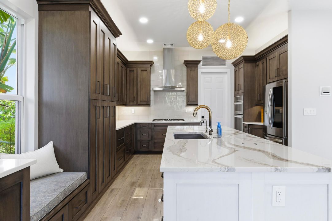 合同活跃: $1,649,500 (5 贝兹, 4 浴室, 2733 平方英尺)