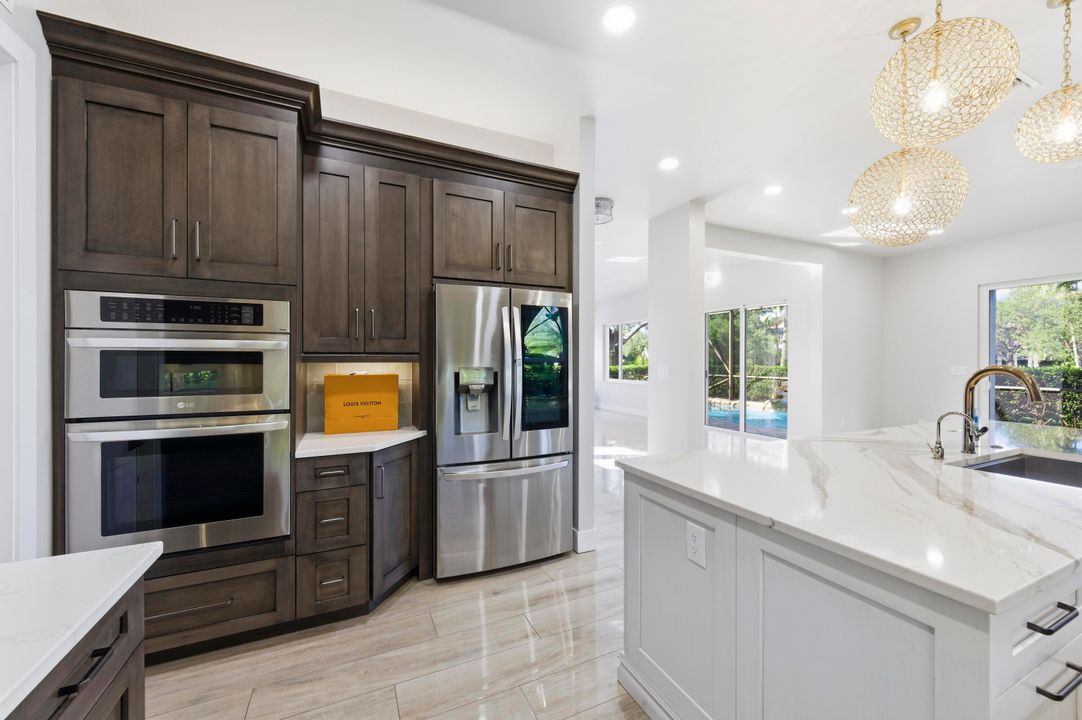 合同活跃: $1,649,500 (5 贝兹, 4 浴室, 2733 平方英尺)