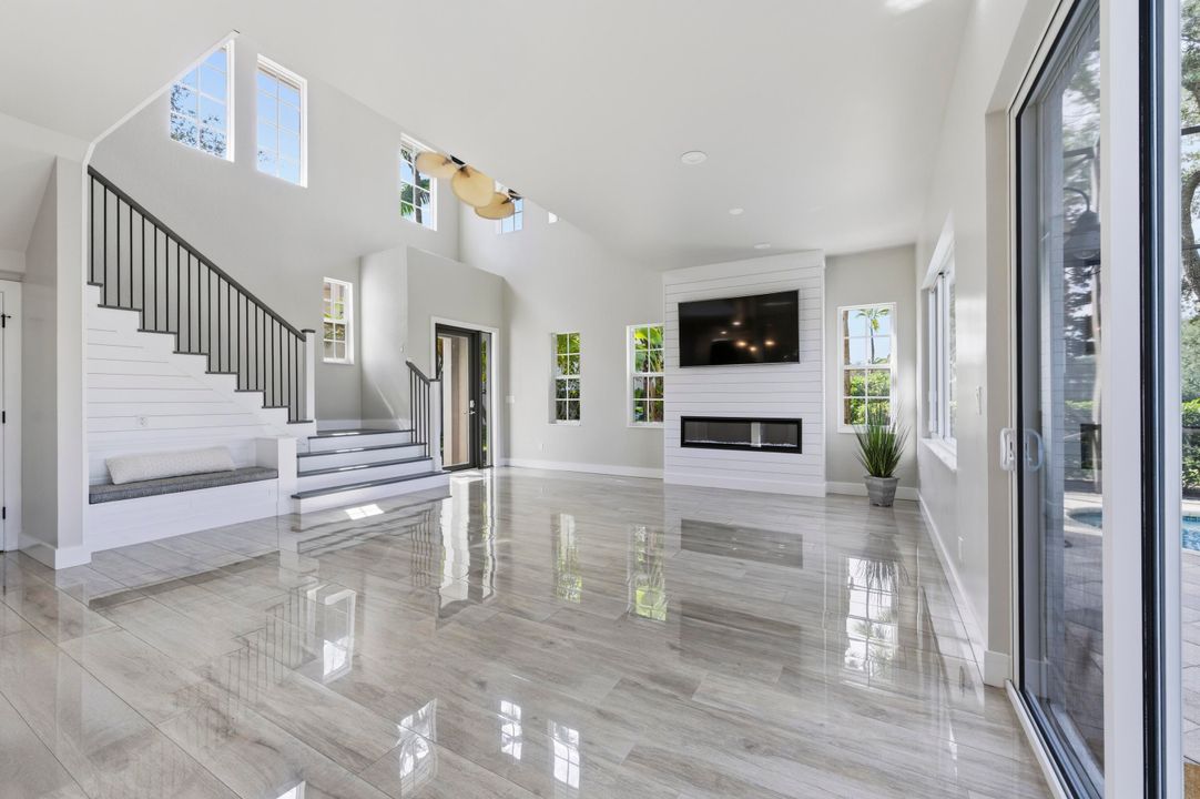 合同活跃: $1,649,500 (5 贝兹, 4 浴室, 2733 平方英尺)