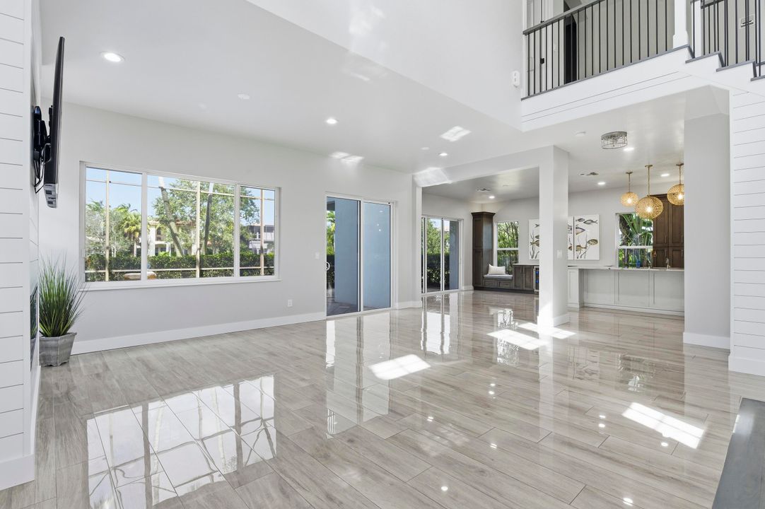 合同活跃: $1,649,500 (5 贝兹, 4 浴室, 2733 平方英尺)