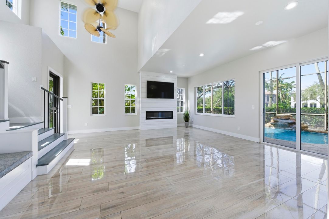 合同活跃: $1,649,500 (5 贝兹, 4 浴室, 2733 平方英尺)