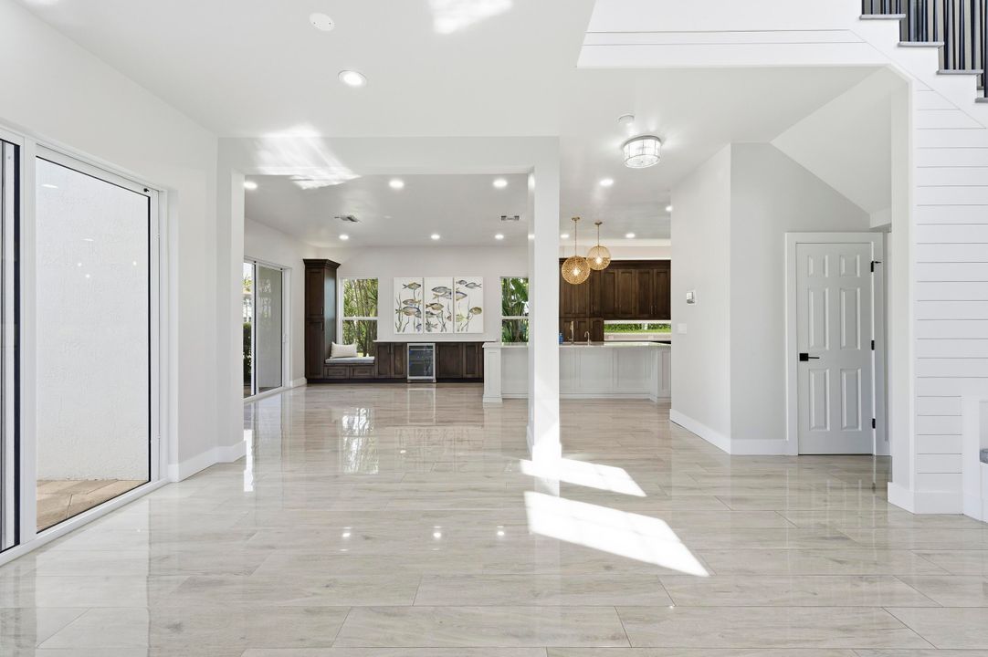 合同活跃: $1,649,500 (5 贝兹, 4 浴室, 2733 平方英尺)