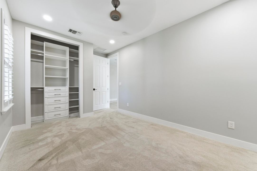 合同活跃: $1,649,500 (5 贝兹, 4 浴室, 2733 平方英尺)