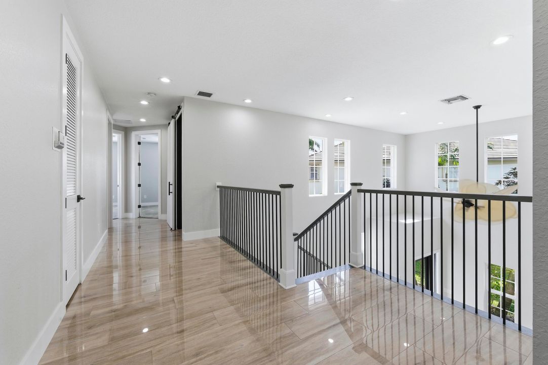 合同活跃: $1,649,500 (5 贝兹, 4 浴室, 2733 平方英尺)