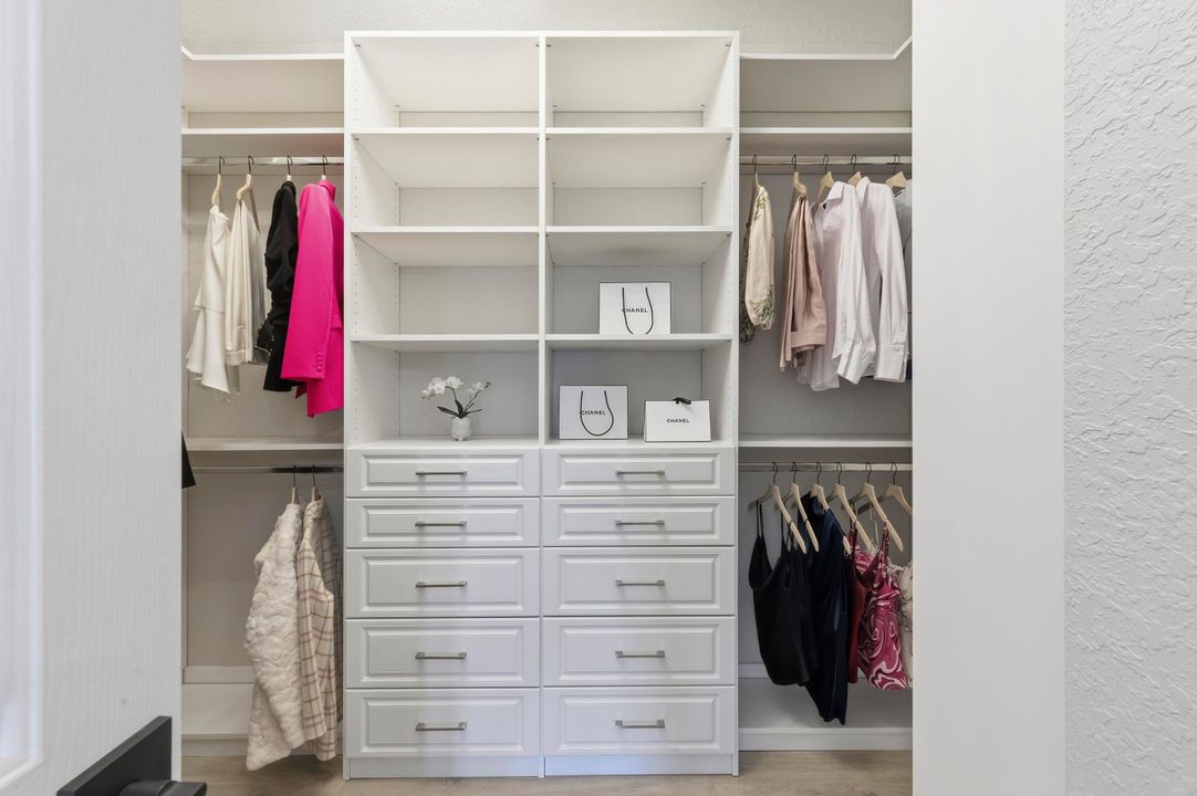 合同活跃: $1,649,500 (5 贝兹, 4 浴室, 2733 平方英尺)