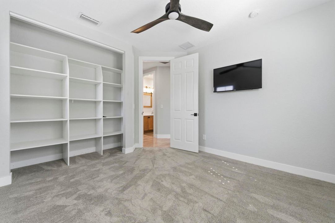 合同活跃: $1,649,500 (5 贝兹, 4 浴室, 2733 平方英尺)