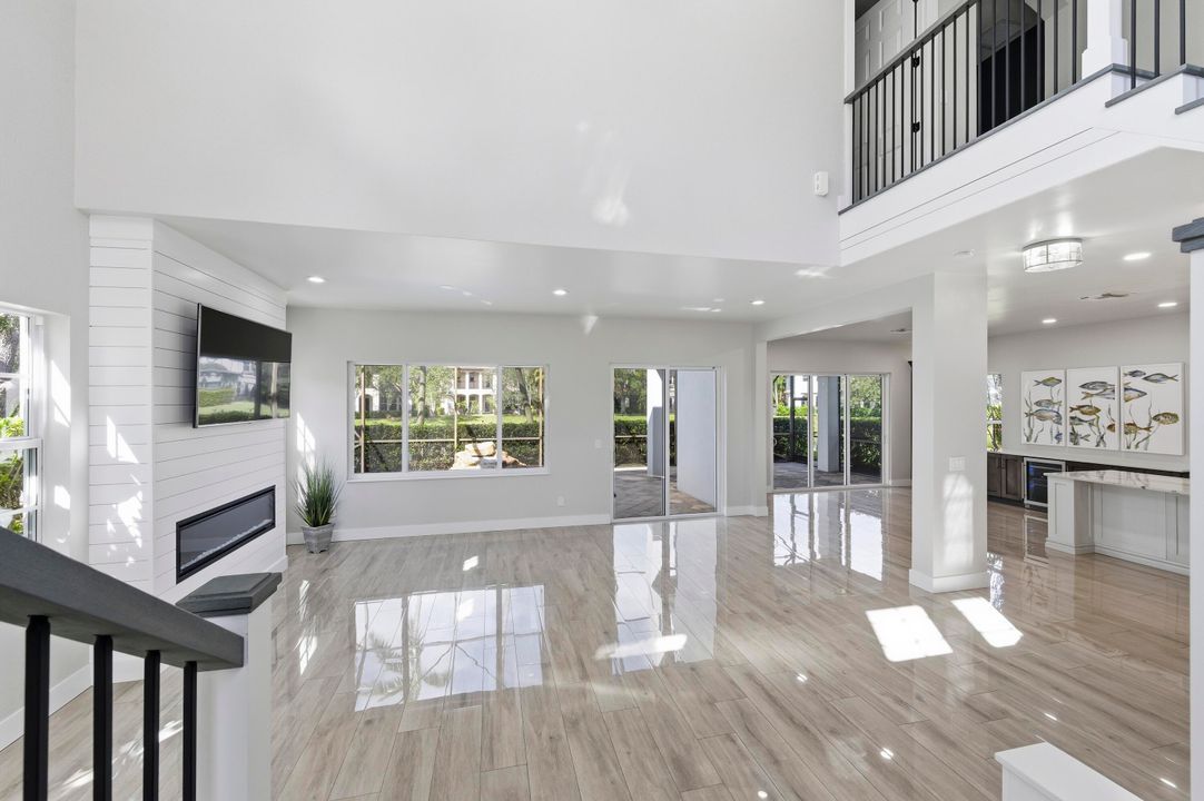 合同活跃: $1,649,500 (5 贝兹, 4 浴室, 2733 平方英尺)