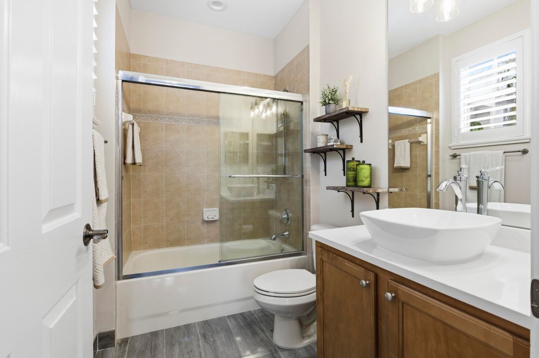 合同活跃: $1,649,500 (5 贝兹, 4 浴室, 2733 平方英尺)