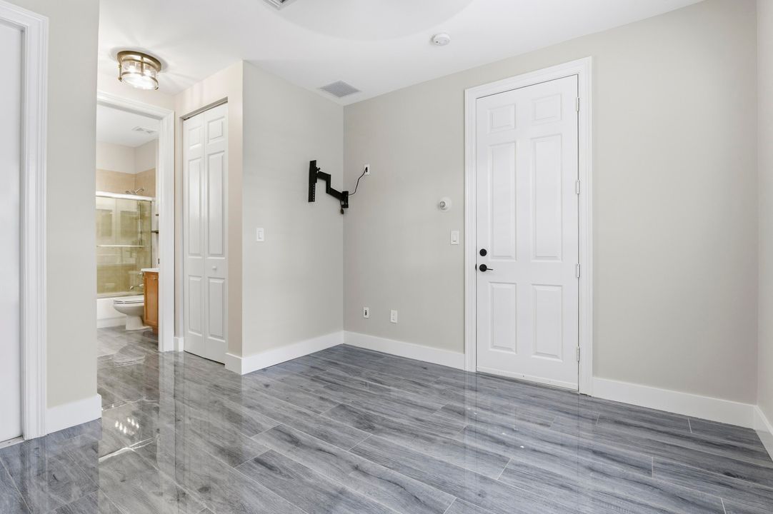 合同活跃: $1,649,500 (5 贝兹, 4 浴室, 2733 平方英尺)