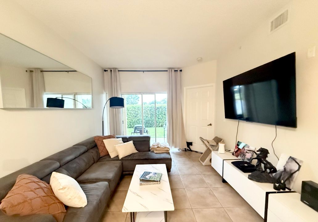 For Sale: $355,000 (2 beds, 2 baths, 975 Square Feet)