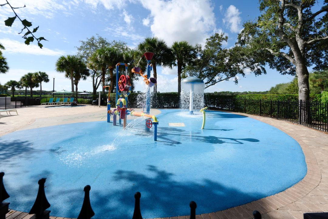 合同活跃: $1,649,500 (5 贝兹, 4 浴室, 2733 平方英尺)