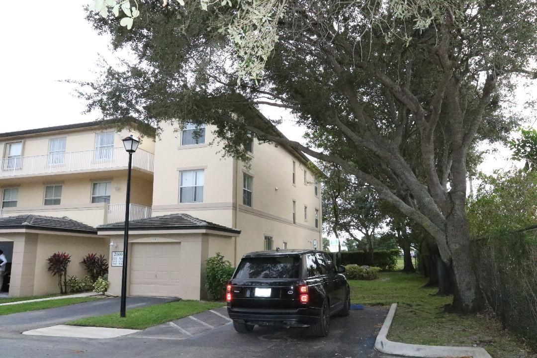 For Sale: $355,000 (2 beds, 2 baths, 975 Square Feet)