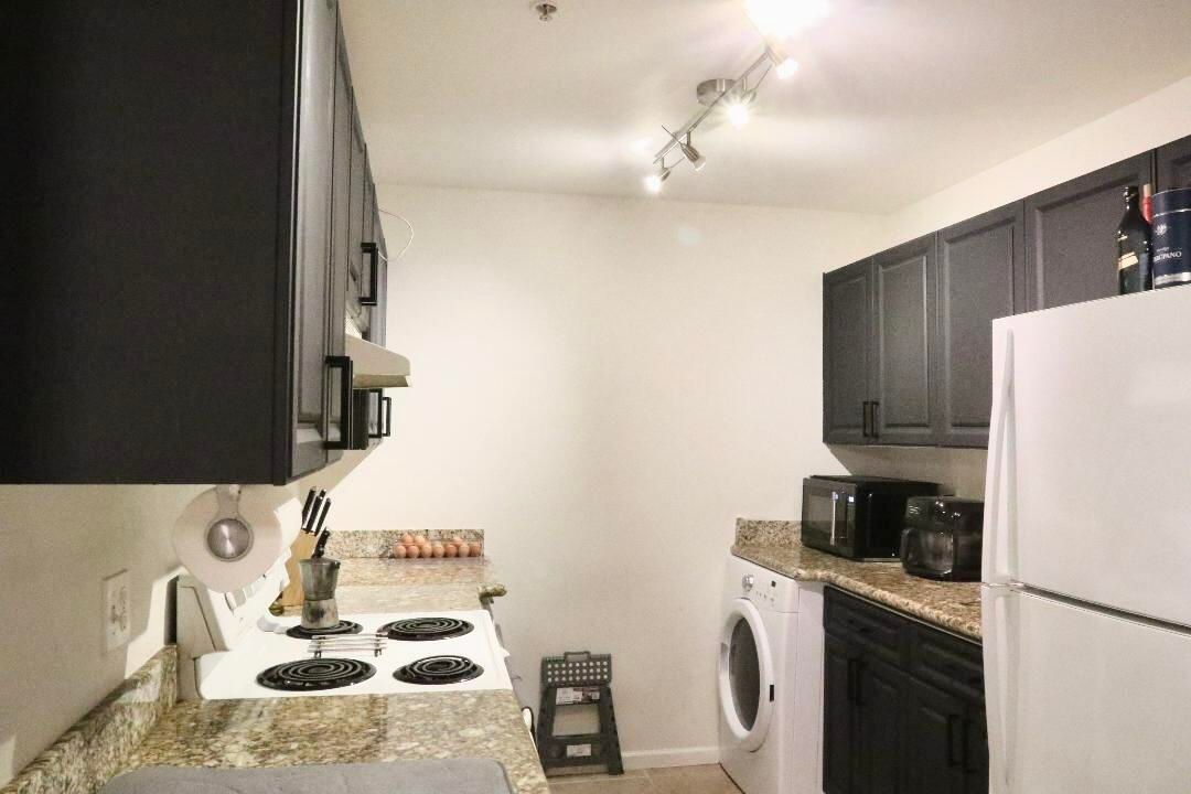 For Sale: $355,000 (2 beds, 2 baths, 975 Square Feet)