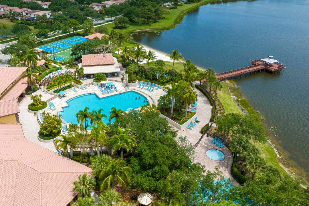 合同活跃: $1,649,500 (5 贝兹, 4 浴室, 2733 平方英尺)