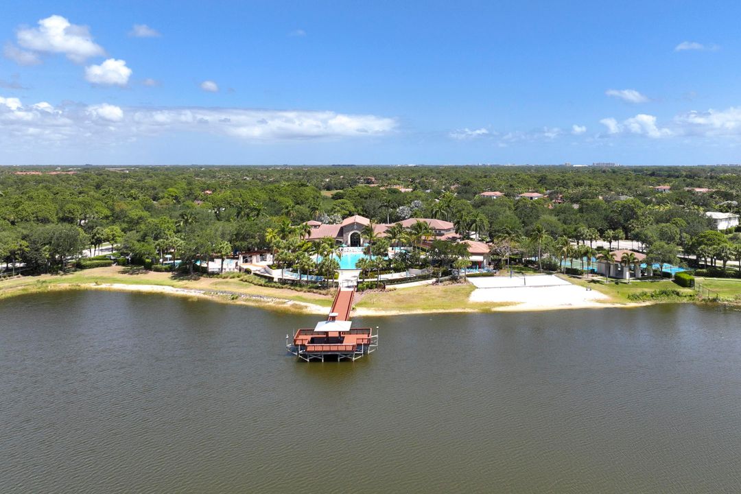 合同活跃: $1,649,500 (5 贝兹, 4 浴室, 2733 平方英尺)