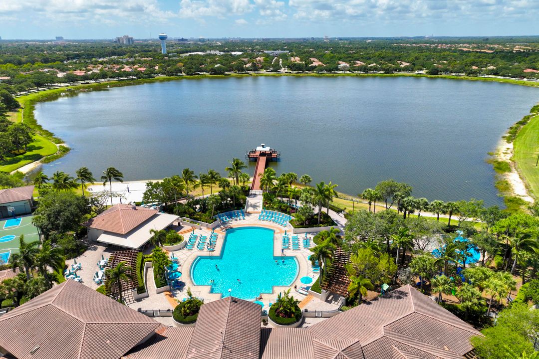 合同活跃: $1,649,500 (5 贝兹, 4 浴室, 2733 平方英尺)