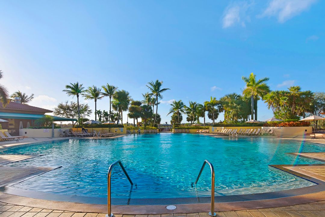 合同活跃: $1,649,500 (5 贝兹, 4 浴室, 2733 平方英尺)