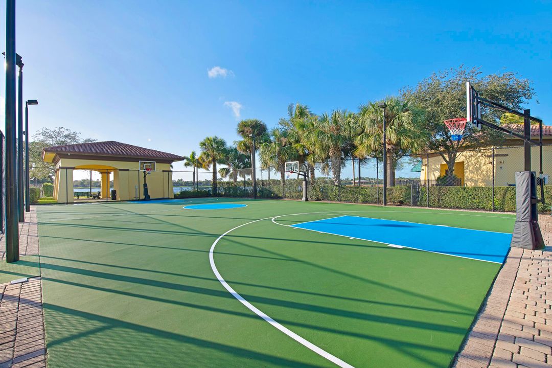 合同活跃: $1,649,500 (5 贝兹, 4 浴室, 2733 平方英尺)