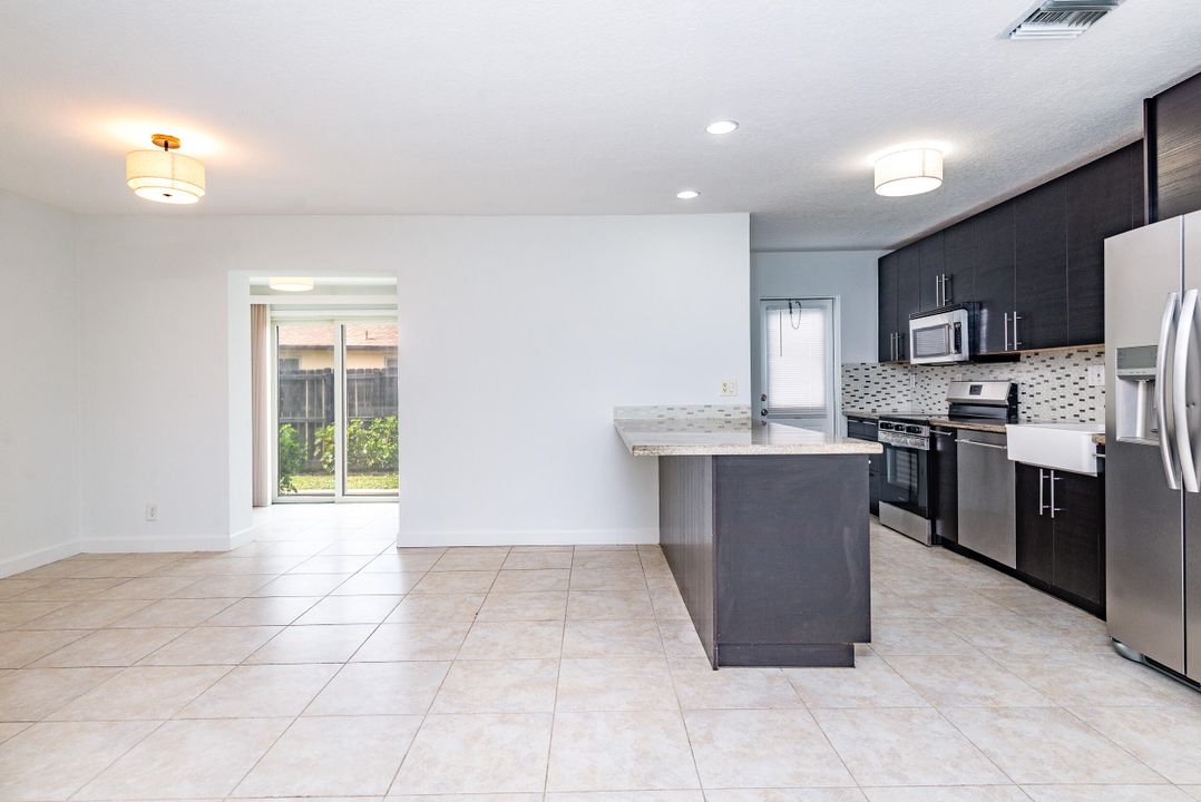 Под контрактом: $3,700 (3 спален, 2 ванн, 1671 Квадратных фут)