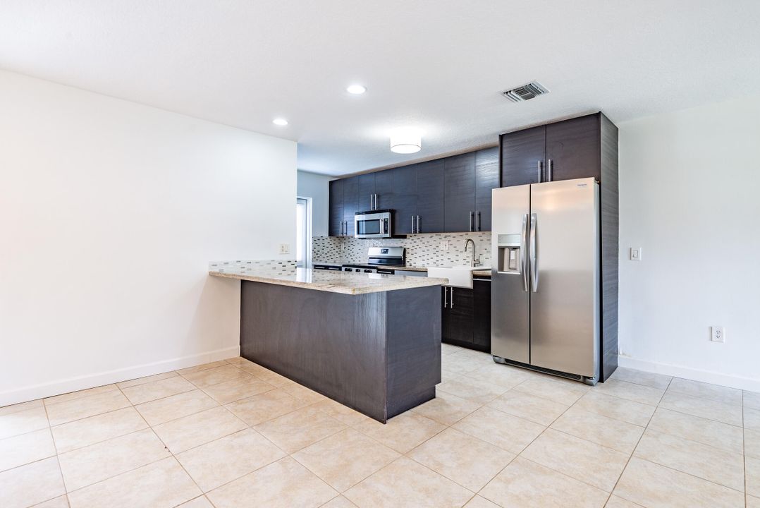 Под контрактом: $3,700 (3 спален, 2 ванн, 1671 Квадратных фут)