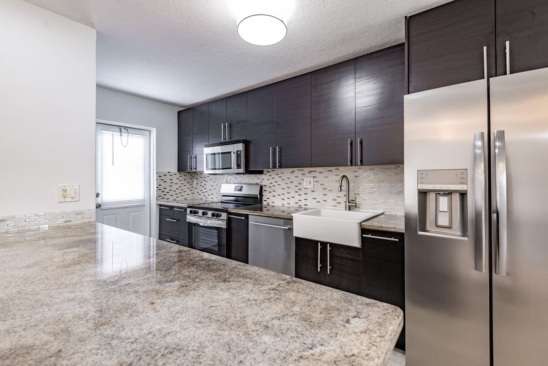 Под контрактом: $3,700 (3 спален, 2 ванн, 1671 Квадратных фут)