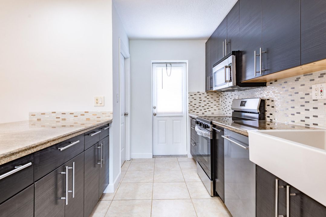 Под контрактом: $3,700 (3 спален, 2 ванн, 1671 Квадратных фут)