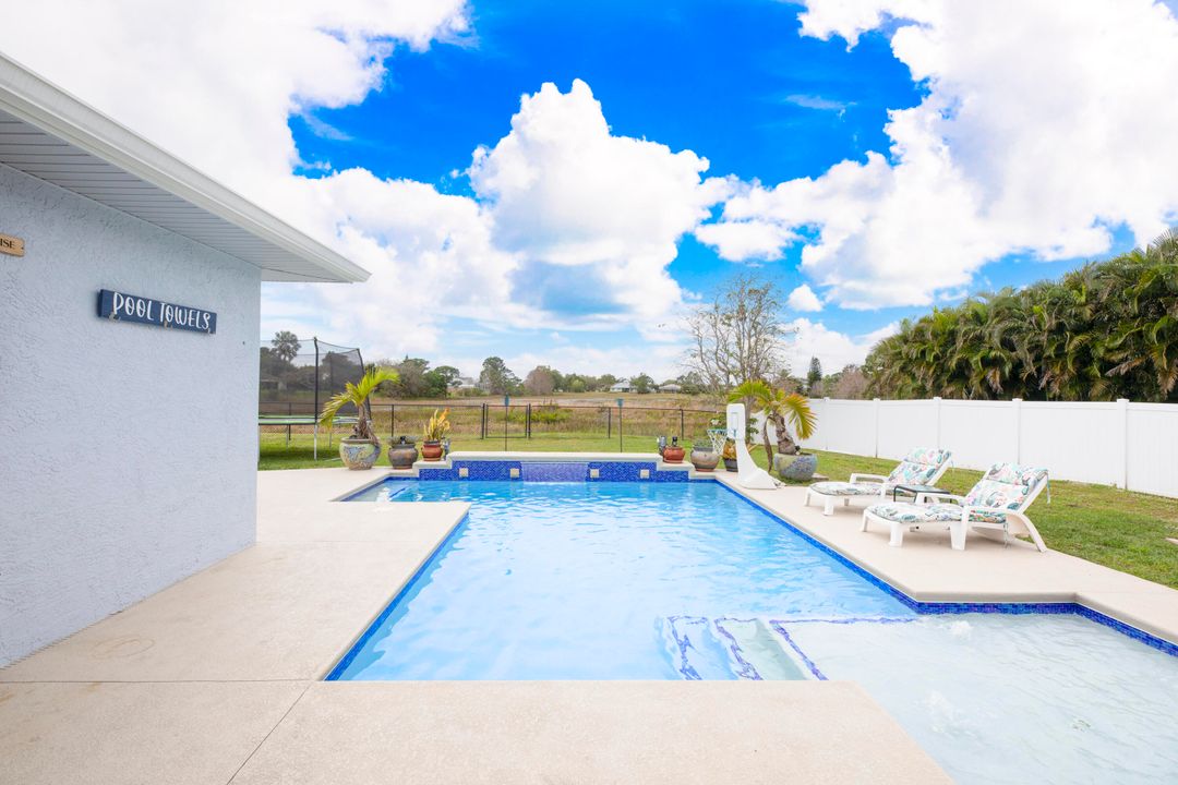 For Sale: $530,000 (4 beds, 2 baths, 2369 Square Feet)