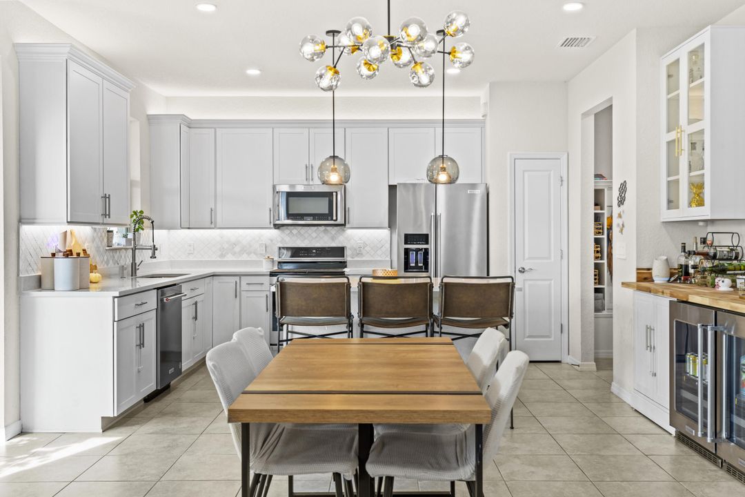 En Venta: $575,000 (4 camas, 2 baños, 2339 Pies cuadrados)