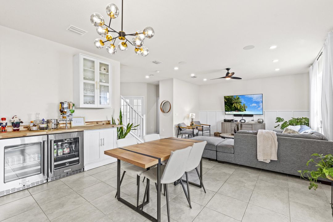 En Venta: $575,000 (4 camas, 2 baños, 2339 Pies cuadrados)