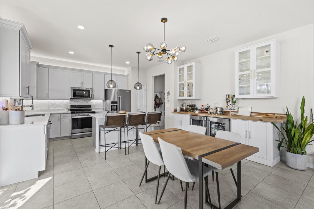 En Venta: $575,000 (4 camas, 2 baños, 2339 Pies cuadrados)