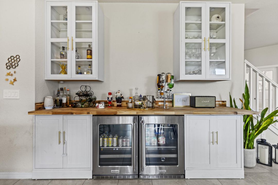 En Venta: $575,000 (4 camas, 2 baños, 2339 Pies cuadrados)