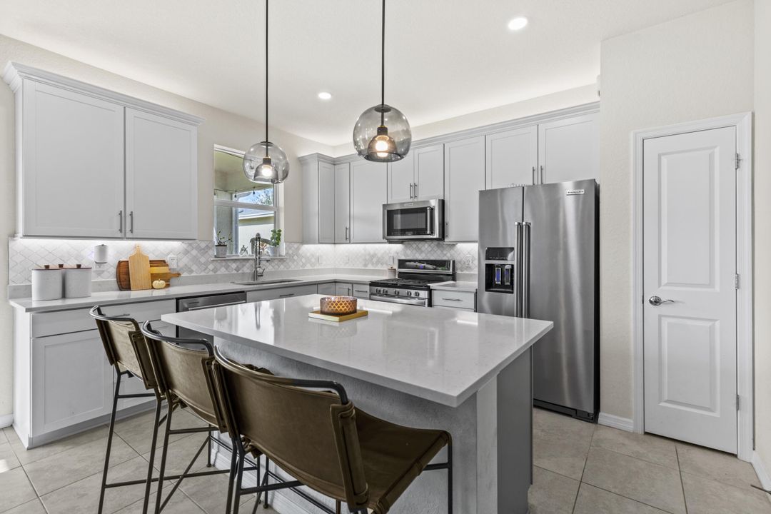 En Venta: $575,000 (4 camas, 2 baños, 2339 Pies cuadrados)