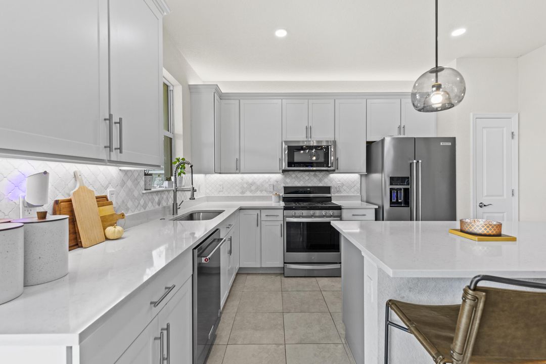 En Venta: $575,000 (4 camas, 2 baños, 2339 Pies cuadrados)