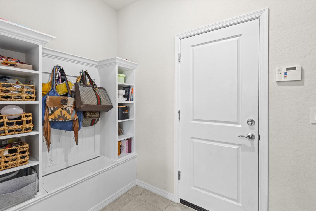 En Venta: $575,000 (4 camas, 2 baños, 2339 Pies cuadrados)