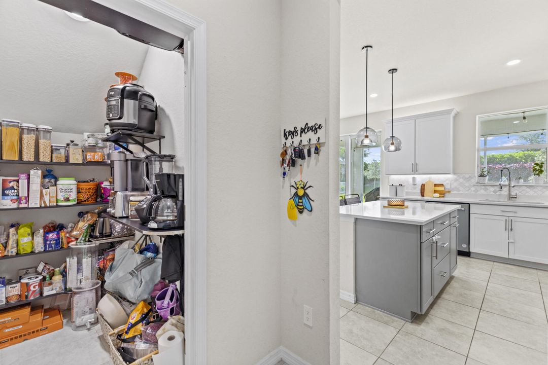 En Venta: $575,000 (4 camas, 2 baños, 2339 Pies cuadrados)